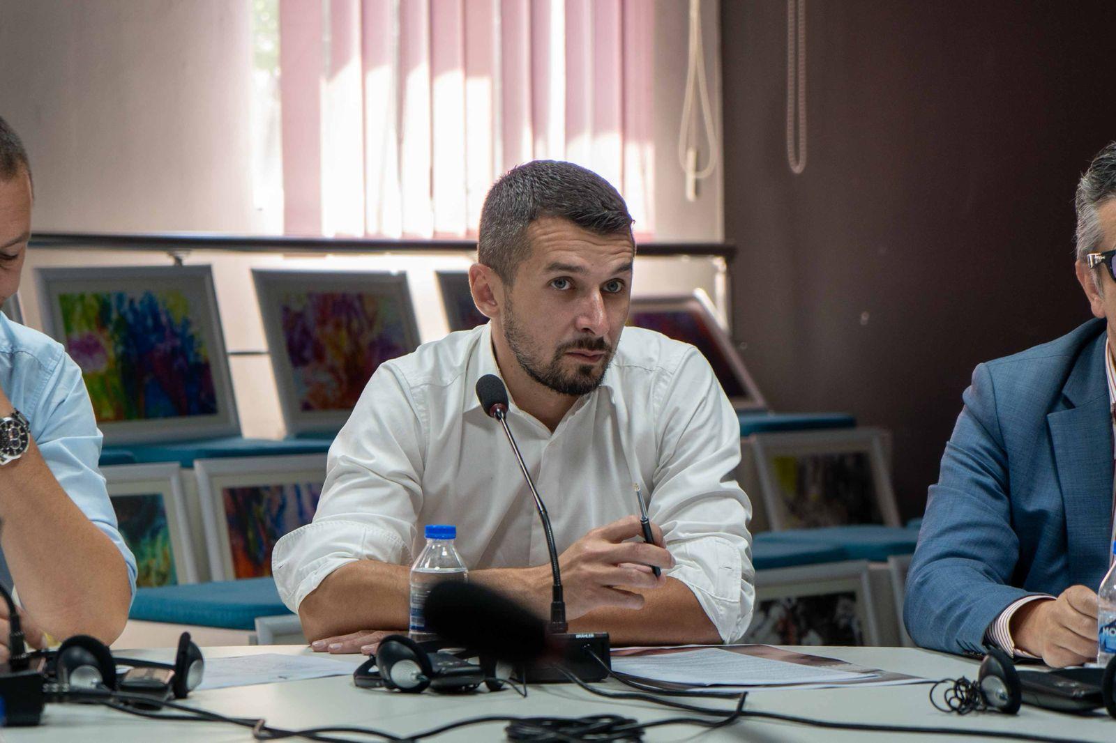 Položaj srpske zajednice u iščekivanju formiranja institucija: izazovi, institucionalni odnosi i buduće perspektive