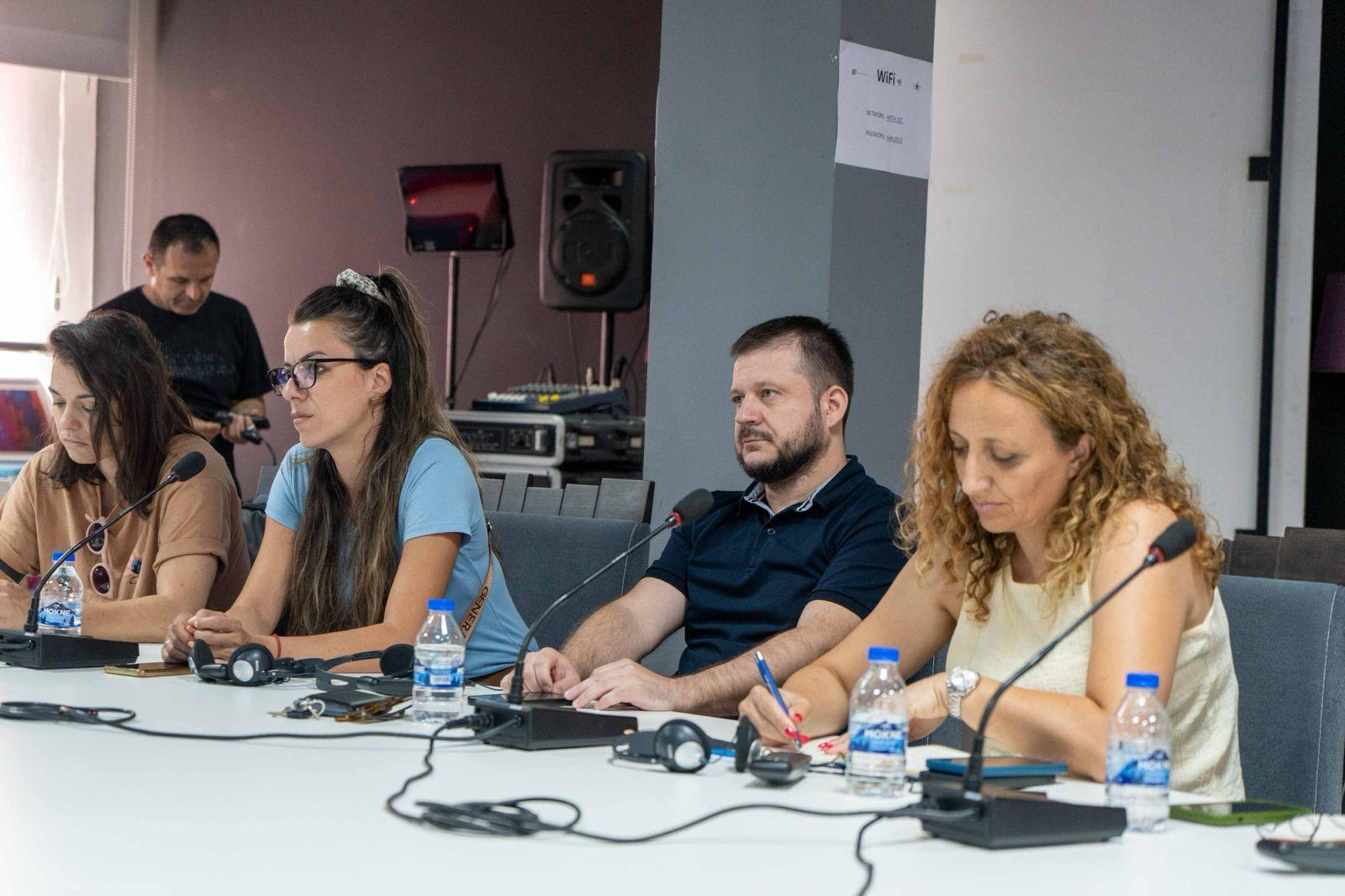 Položaj srpske zajednice u iščekivanju formiranja institucija: izazovi, institucionalni odnosi i buduće perspektive